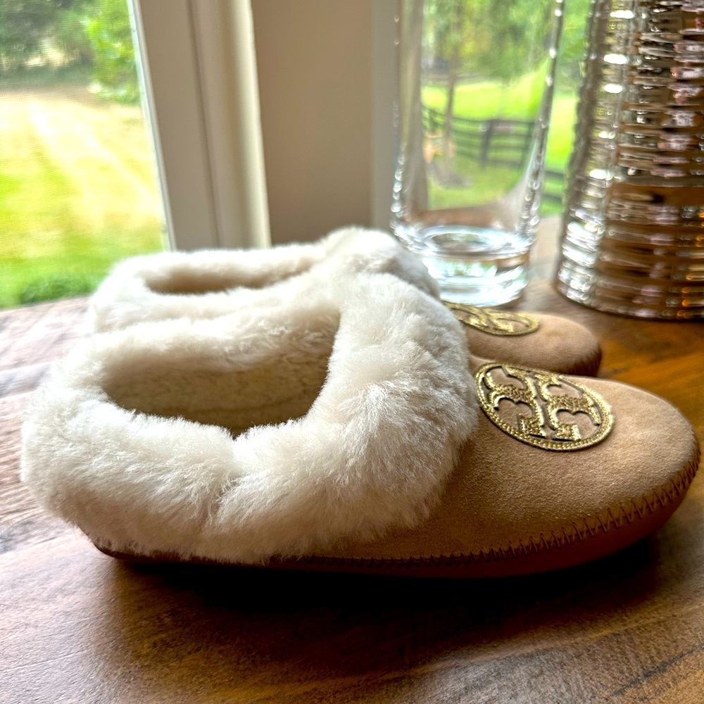 Tory Burch Coley Mule-Style Slipper, Gold Logo, Suede w/ Shearling in size 5